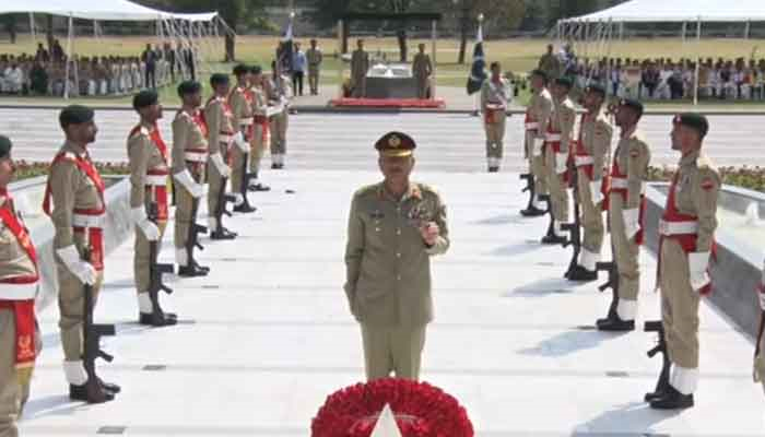 COAS Generali Asim Munir, 25 Mayıs 2023'te Rawalpindi'deki Genel Karargahta (GHQ) Şehitleri Anma Günü'nde şehitleri saygıyla anıyor. — Youtube/GeoNews