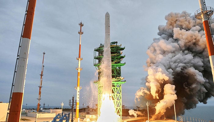 Foto selebaran yang diambil pada 25 Mei 2023 dan disediakan oleh Korea Aerospace Research Institute (KARI) ini menunjukkan peluncuran roket luar angkasa buatan Korea Selatan Nuri dari Naro Space Center di desa pesisir selatan Goheung.  —AFP