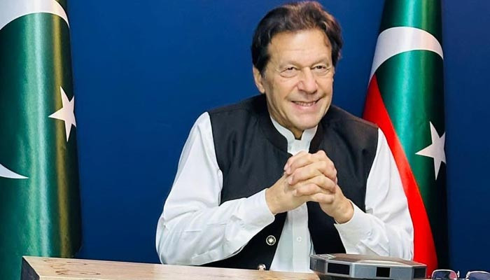 Imran Khan, adını uçuş yasağı listesine koyduğu için hükümetle dalga geçiyor