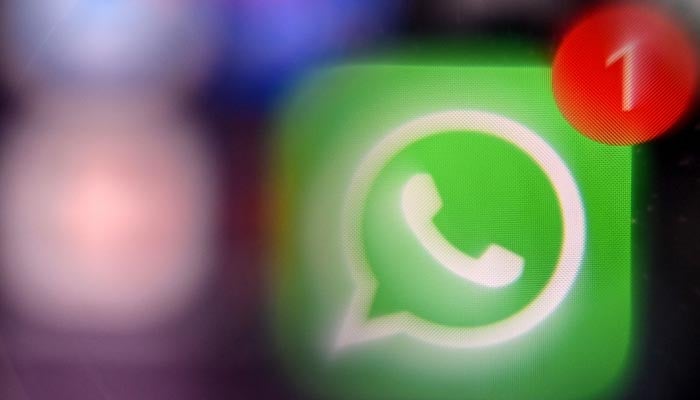 Dalam file foto yang diambil pada 23 Maret 2022 ini, sebuah gambar yang diambil pada 23 Maret 2022 di Moskow memperlihatkan logo Whatsapp perangkat lunak pesan instan AS di layar smartphone.  —AFP