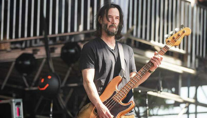 Keanu Reeves performs live with Dogstar band after 20 years