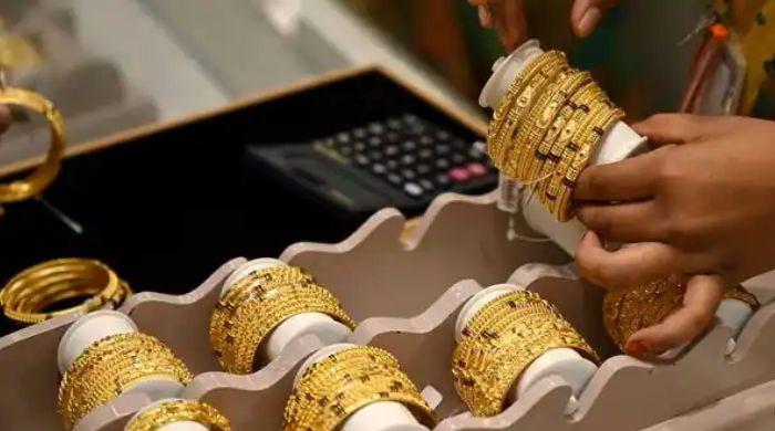 Gold begins week with Rs1,700 per tola fall