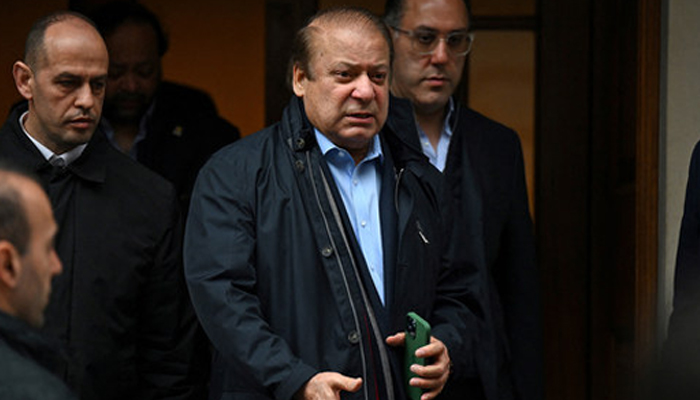 Pakistans former Prime Minister Nawaz Sharif (centre) leaves from a property in west London on May 11, 2022. — AFP