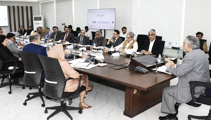 Finance Minister Ishaq Dar holds the meeting with delegations from Lahore and Faisalabad Chambers of Commerce at FBR headquarters on May 30, 2023. — PID