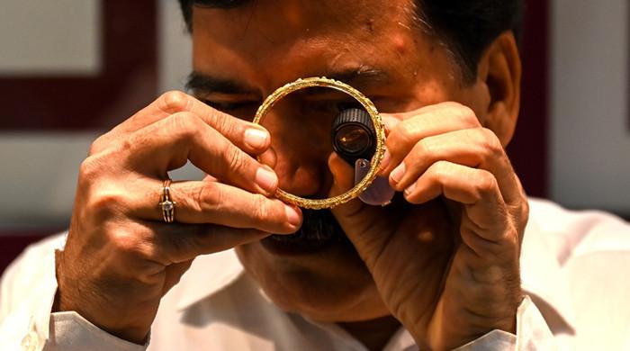 Gold price falls by Rs1,700 per tola for second straight day