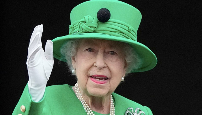 Queen Elizabeth II was convinced to come to balcony by her heir