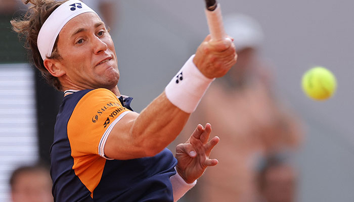 Norways Casper Ruud plays a forehand return to Germanys Alexander Zverev during their mens singles semi-final match on day thirteen of the Roland-Garros Open tennis tournament at the Court Philippe-Chatrier in Paris on June 9, 2023. AFP