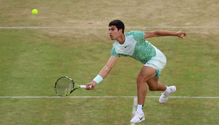 Alcaraz surges towards Wimbledon with victory over Dimitrov at Queens Club. Twitter/carlosalcaraz