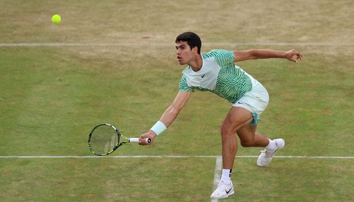 Alcaraz surges towards Wimbledon with victory over Dimitrov at Queens Club. Twitter/carlosalcaraz