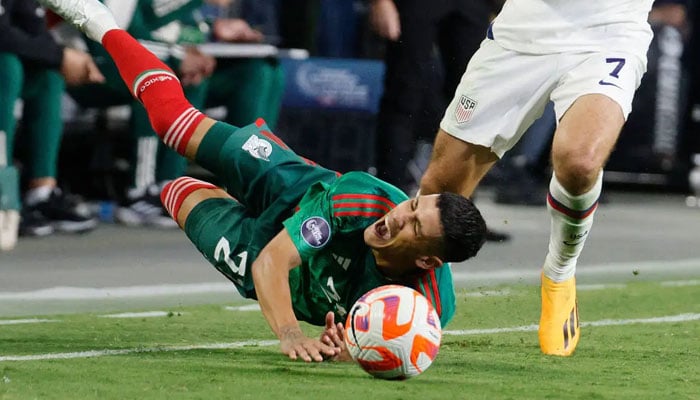 Mexicos Uriel Antuna (21) collides with USA’s Giovanni Reyna (7) during the second half of a CONCACAF Nations League semifinal soccer match at Allegiant Stadium, Thursday, June 15, 2023, in Las Vegas. (Chitose Suzuki/Las Vegas Review-Journal) @chitosephoto