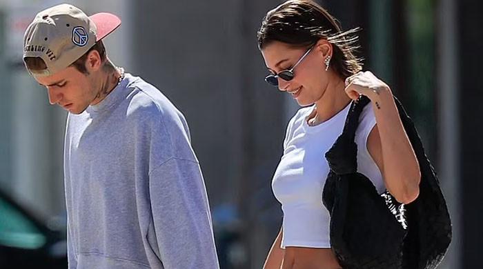 Hailey Bieber flaunts her toned abs as she steps out for breakfast with ...