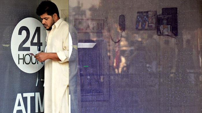 ATMs' link down, insufficient cash frustrate Karachiites ahead of Eid ul Adha
