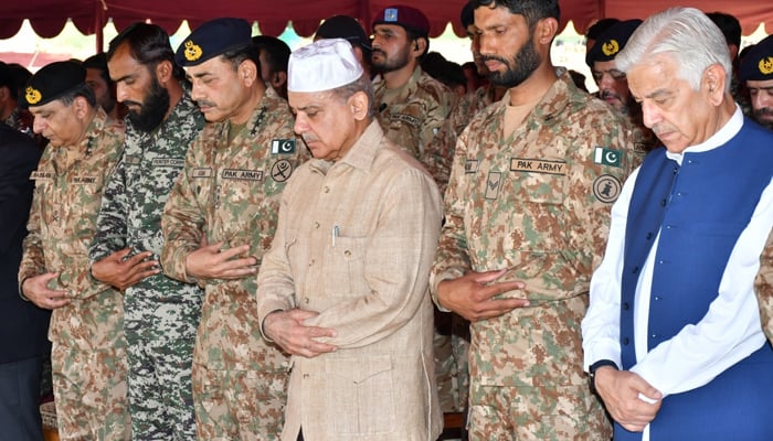 PM Shehbaz (centre) offers Eid prayers along with COAS and soldiers in Parachinar on June 29, 2023. — RadioPakistan