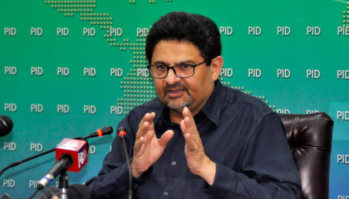 Former finance minister Miftah Ismail addressing a press conference. — APP/File
