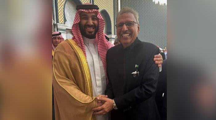 President Alvi, Saudi crown prince share 'affectionate smile'