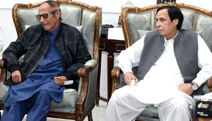 Pakistan Muslim League-Quaid President Chaudhry Shujaat Hussain (left) and Pakistan Tehreek-e-Insaf President Chaudhry Parvez Elahi. — Twitter/@ChParvezElahi/File