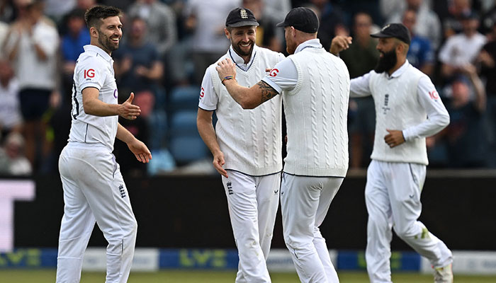 England´s Mark Wood (L) celebrates with teammates after taking the wicket of Australia´s wicketkeeper Alex Carey on day one of the third Ashes cricket Test match between England and Australia at Headingley cricket ground in Leeds, northern England on July 6, 2023.—AFP