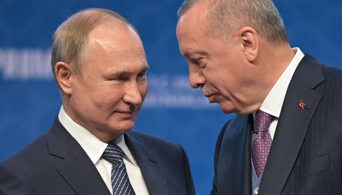 Russian President Vladimir Putin (left) and Turkish President Recep Tayyip Erdoğan attend an inauguration ceremony of a new gas pipeline TurkStream on January 8, 2020 in Istanbul. AFP/File