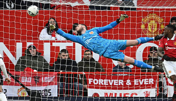 (FILES) Manchester United´s Spanish goalkeeper David de Gea saves a headed attempt from Fulham´s Serbian striker Aleksandar Mitrovic (not pictured) during the English FA Cup quarter-final football match between Manchester United and Fulham at Old Trafford in Manchester, north-west England, on March 19, 2023..—AFP