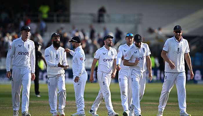 England´s Mark Wood (C) and teammates leave the field at the end of play on day two of the third Ashes cricket Test match between England and Australia at Headingley cricket ground in Leeds, northern England on July 7, 2023.—AFP