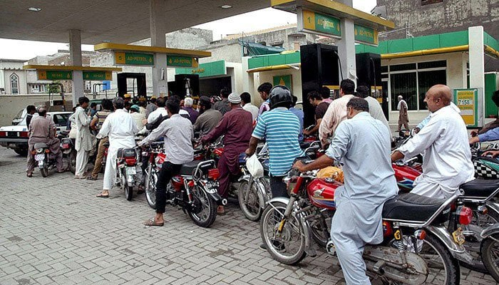 A large number of motorcyclists standing in long queues to get fuel in Rawalpindi. Photo: APP/File