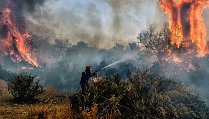 Rodos’taki şiddetli orman yangınları, Yunanistan’da şimdiye kadarki ‘en büyük yangın tahliyesine’ yol açtı