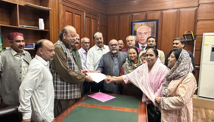 Members of the opposition in the Sindh Assembly present the application for Haleem Adil Sheikhs removal as opposition leader and MQM-Ps Rana Ansars elevation to the post. — Reporter/Rana Javaid