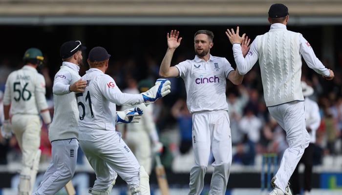 England´s Chris Woakes (C) celebrates with teammates after taking the wicket of Australia´s Mitchell Starc on day five of the fifth Ashes cricket Test match between England and Australia at The Oval cricket ground in London on July 31, 2023. — AFP
