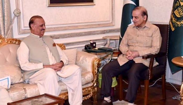Prime Minister Shehbaz Sharif exchanges views with Leader of the Opposition in National Assembly, Raja Riaz Ahmad and MNA Nawab Sher Waseer during meeting held in Lahore on Saturday, May 27, 2023. — PPI