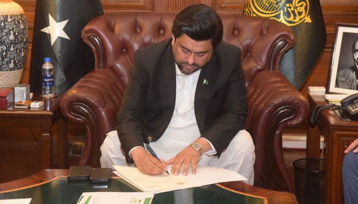 Sindh Governor Kamran Tessori signing the summary moved by CM Murad Ali Shah for the dissolution of the provincial assembly at his office in Karachi. — Twitter/@KamranTessoriPk