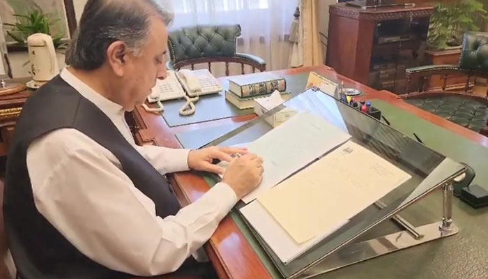 Balochistan Governor Malik Abdul Wali Kakar signs the summary for the dissolution of the provincial assembly on August 12, 2023. — Provided by the reporter