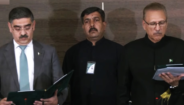 President Arif Alvi (right) administering oath to newly-appointed caretaker prime minister Anwaar-ul-Haq (left) in Islamabad, on August 14, 2023, in this still taken from a video. — YouTube/GeoNews
