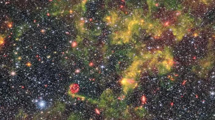 James Webb teleskopu, bebek evrenin iyi mi göründüğünü görmek için yakındaki galakside manzaraları ayarlıyor