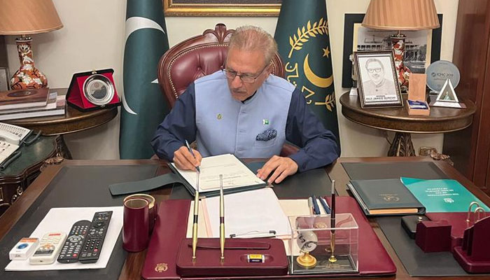 President Dr Arif Alvi signing the Pakistan Electronic Media Regulatory Authority (Amendment) Bill 2023 into law, at Aiwan-e-Sadr, Islamabad. — Twitter/PTVNewsOfficial