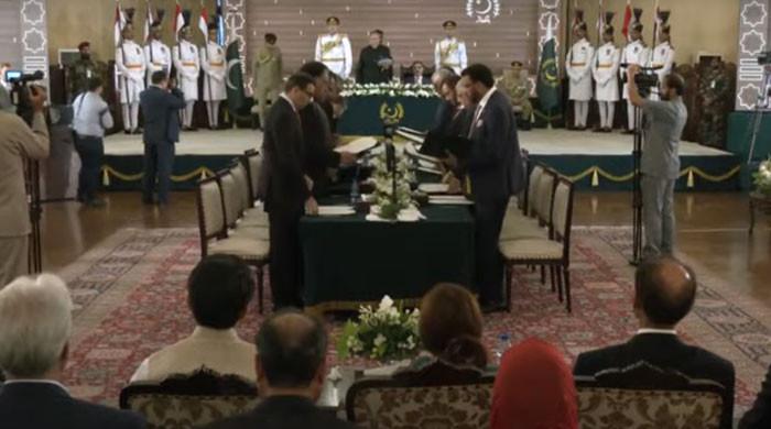 Bekçi federal kabinesi Aiwan-i-Sadr’da yemin etti