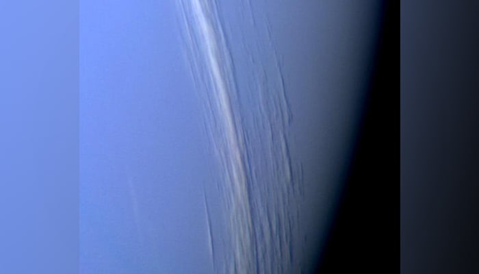 Bu renkli görüntü, Neptün'ün parlak bulut çizgilerinde dikey bir rahatlama kanıtı sağlıyor.  Bu bulutlar, bir gezegende gün ışığının karanlıkla buluştuğu çizgi olan Neptün'ün doğu sonlandırıcısının yakınında 29 derece kuzey enleminde gözlemlendi.  — Nasa