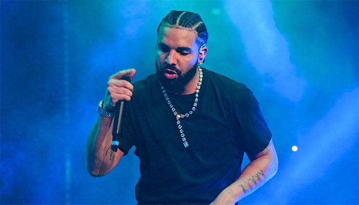 Drake saved himself  from book to the face during San Francisco concert.