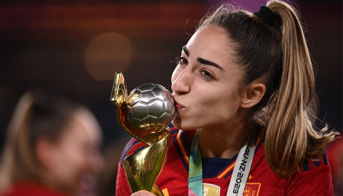 Spain´s Olga Carmona kisses the trophy after winning the Australia and New Zealand 2023 Women´s World Cup final football match between Spain and England at Stadium Australia in Sydney on August 20, 2023. — AFP