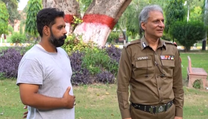 Constable Shahid Zohaib (left) with Punjab police IG Dr Usman Anwar. — Twitter/@OfficialDPRPP
