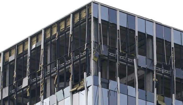 24 Temmuz 2023'te Moskova'da meydana geldiği bildirilen bir insansız hava aracı saldırısının ardından Likhaçeva Caddesi'ndeki hasar görmüş bir iş merkezinin görünümü. — AFP