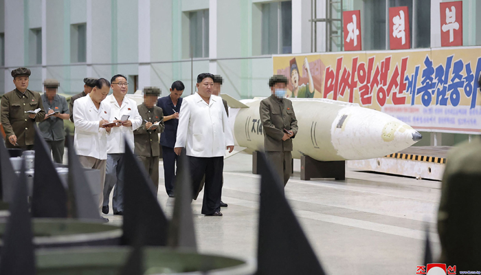 14 Ağustos 2023 tarihli bu fotoğraf, Kuzey Kore lideri Kim Jong Un'u (C) Kuzey Kore'de açıklanmayan bir yerde önemli bir mühimmat fabrikasını teftiş ederken gösteriyor.  — KCNA