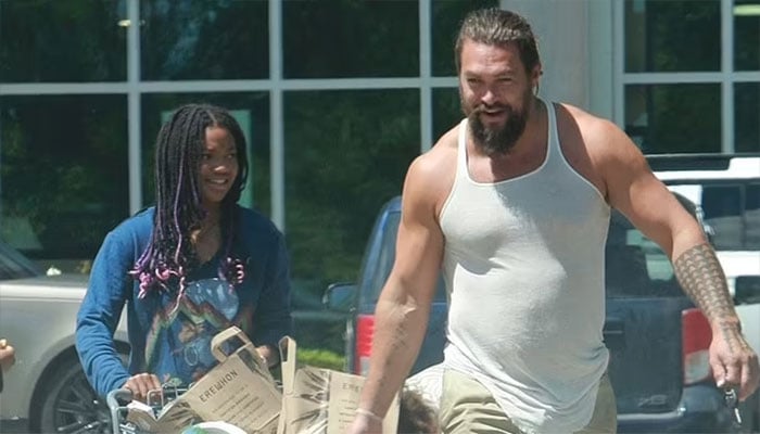 Jason Momoa spotted grocery shopping at Erewhon in Calabasas with daughter and friends.
