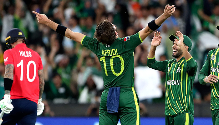 Pakistans Shaheen Shah Afridi (C) celebrates his wicket of Englands Alex Hales (L) with teammates during the ICC mens Twenty20 World Cup 2022 cricket final match between England and Pakistan at the Melbourne Cricket Ground (MCG) on November 13, 2022 in Melbourne. — AFP