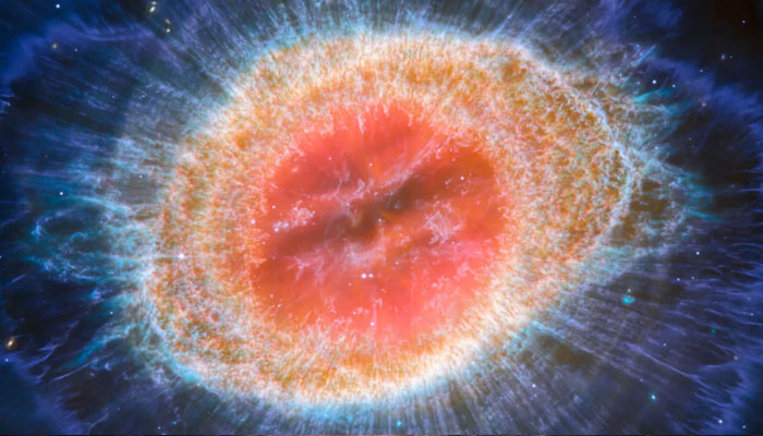 Webbs Mid-InfraRed Instrument Ring Nebula کے گرم اندرونی حصے کو دکھاتا ہے، اور اوپری ڈھانچے کے بیرونی کنارے سے باہر آرکس دکھاتا ہے۔  -ناسا