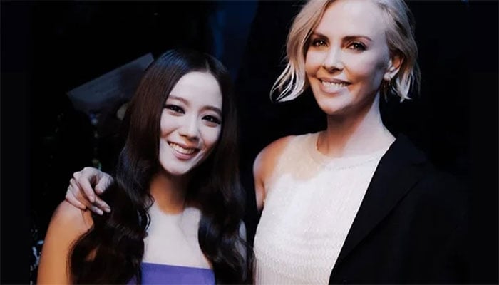 BLACKPINKs Jisoo and Charlize Theron share an adorable picture.