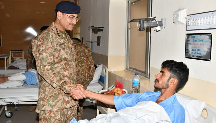 Chief of Army Staff (COAS) General Asim Munir meeting one of the troops that got injured during the attack on a military convoy at CMH Bannu. — ISPR