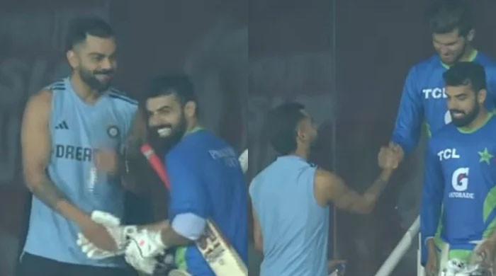 Hintli ve Pakistanlı oyuncular Asya Kupası karşılaşması öncesinde etkileşimde bulunuyor