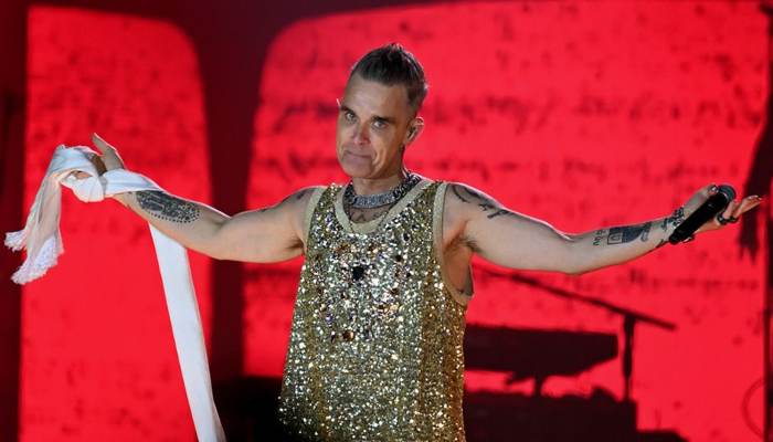 Robbie Williams recalls embracing moments onstage: I retained my composure