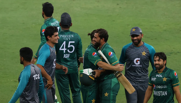 Pakistanlı oyuncular, Eylül 2023'te Dubai'de oynanan heyecan verici maçı kazandıktan sonra kutlama yapıyor. — AFP