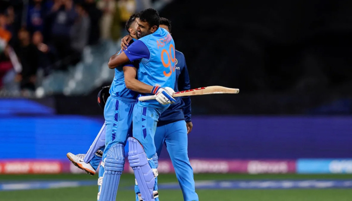 R Ashwin, 23 Ekim 2022'deki sinir bozucu maçın son topunda galibiyet serisini vurduktan sonra Virat Kohli'ye sarılıyor. — AFP